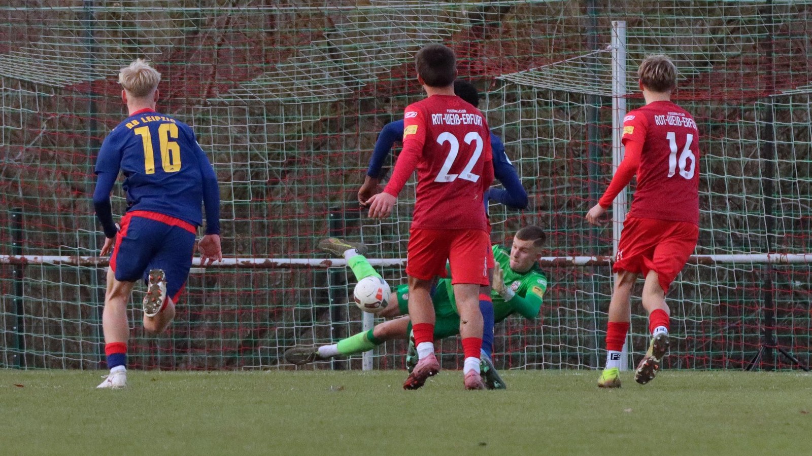 Dank-Hummel-RWE-Junioren-stutzen-den-berfliegern-die-Fl-gel