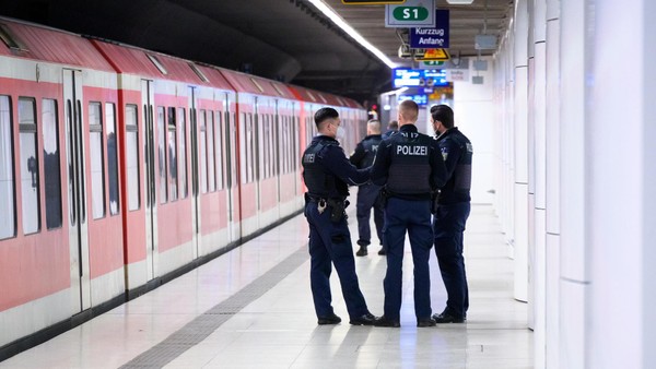 Schreckmoment in der S2: Mann zückt Messer und fuchtelt vor Passagieren herum