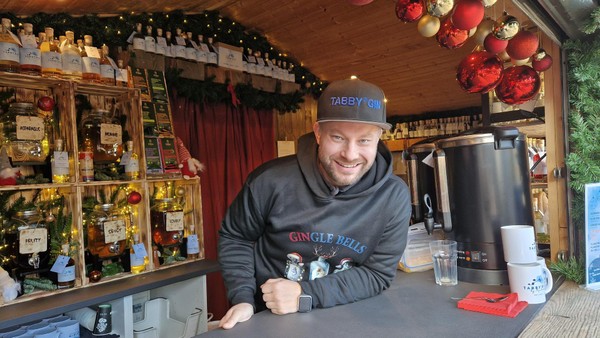 Neuer Weihnachtsmarkt-Stand mit bekanntem Gesicht: „Tabby Gin Glühhütte“