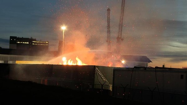 Feuer auf Industriegelände in Wilhelmsburg – Maschinenteile brennen