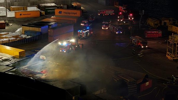 Feuer auf Industriegelände in Wilhelmsburg – Maschinenteile brennen