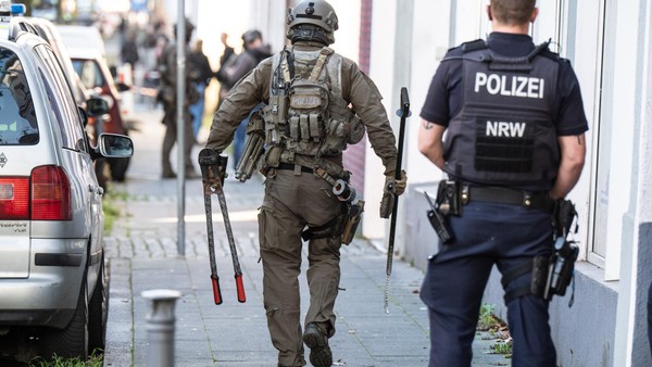 Nach Raubüberfall auf Menschen in Autos – drei Festnahmen in Duisburg