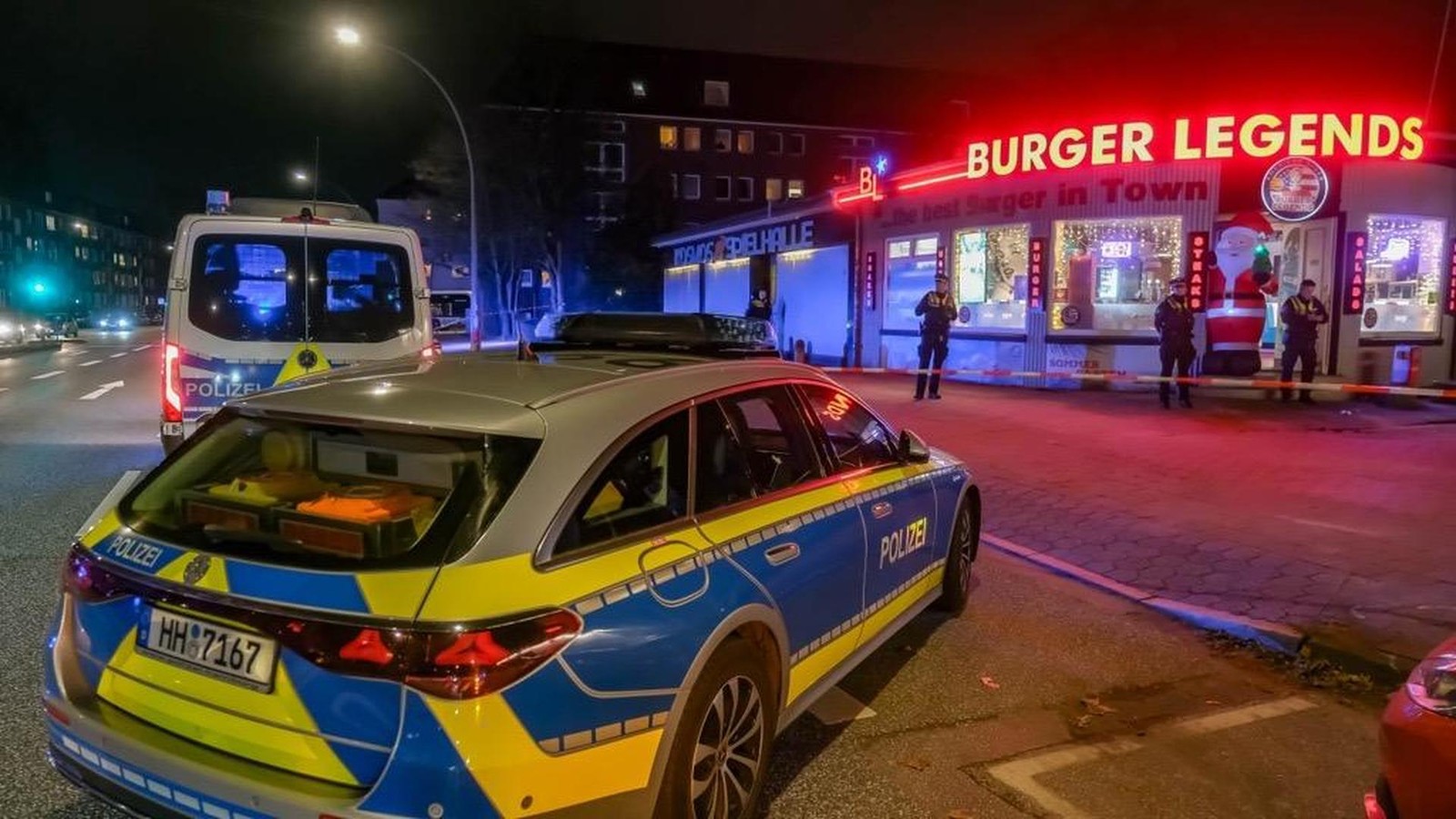 sch-sse-in-burger-laden-polizei-sucht-sch-tzen-mit-hubschrauber