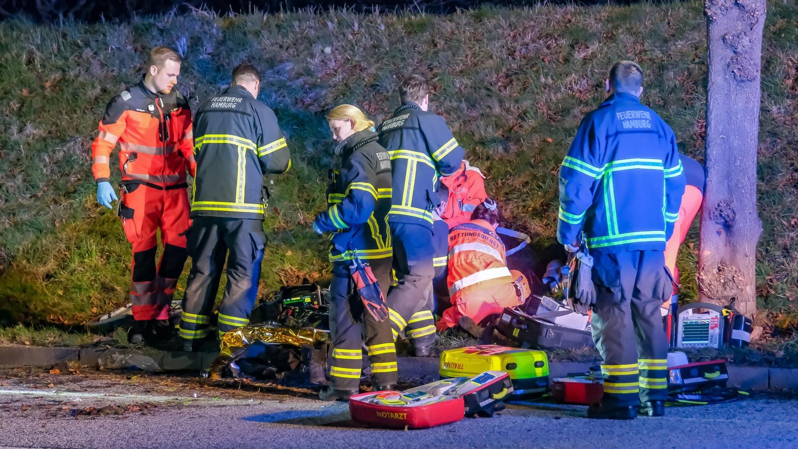 Schwerer-Unfall-auf-Friedrich-Ebert-Damm-Motorradfahrer-in-Lebensgefahr
