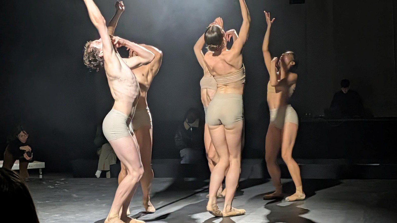 Ballett-Performance-Dancae-X-Chl-r-Die-kraftvolle-Anmut-der-Techno-Beats