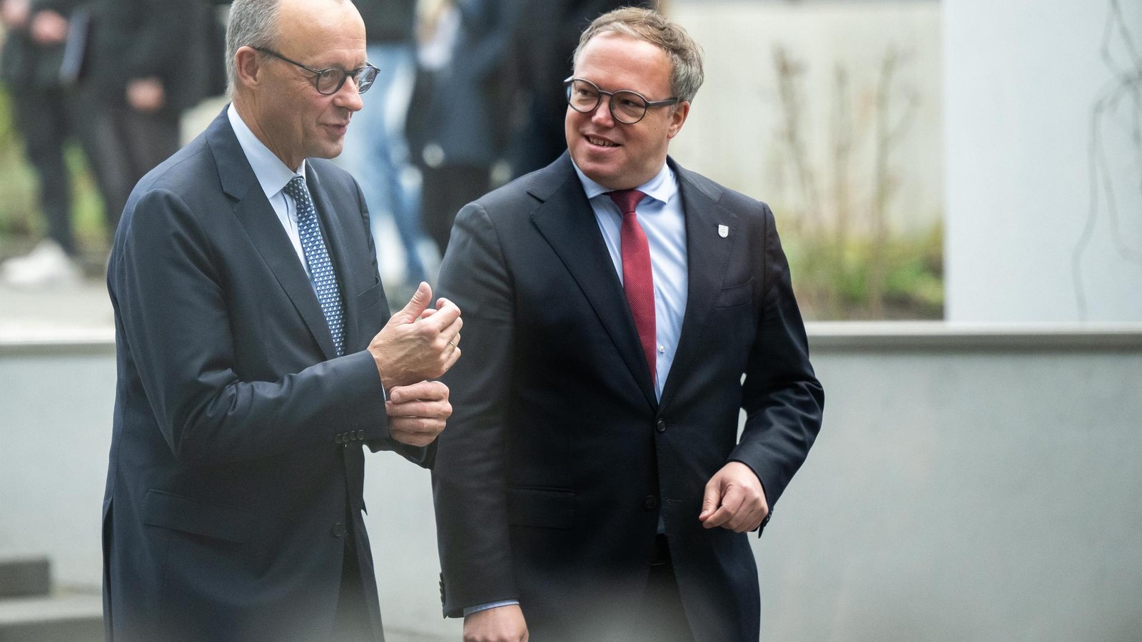 Applaus-und-vereinzelte-Buh-Rufe-Kanzler-zu-Antrittsbesuch-in-Th-ringen-eingetroffen