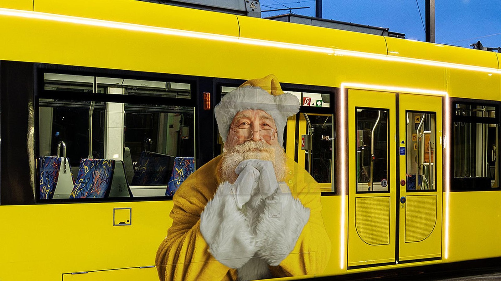Vorbild-Coca-Cola-Truck-Weihnachtsbahn-rollt-durch-M-lheim