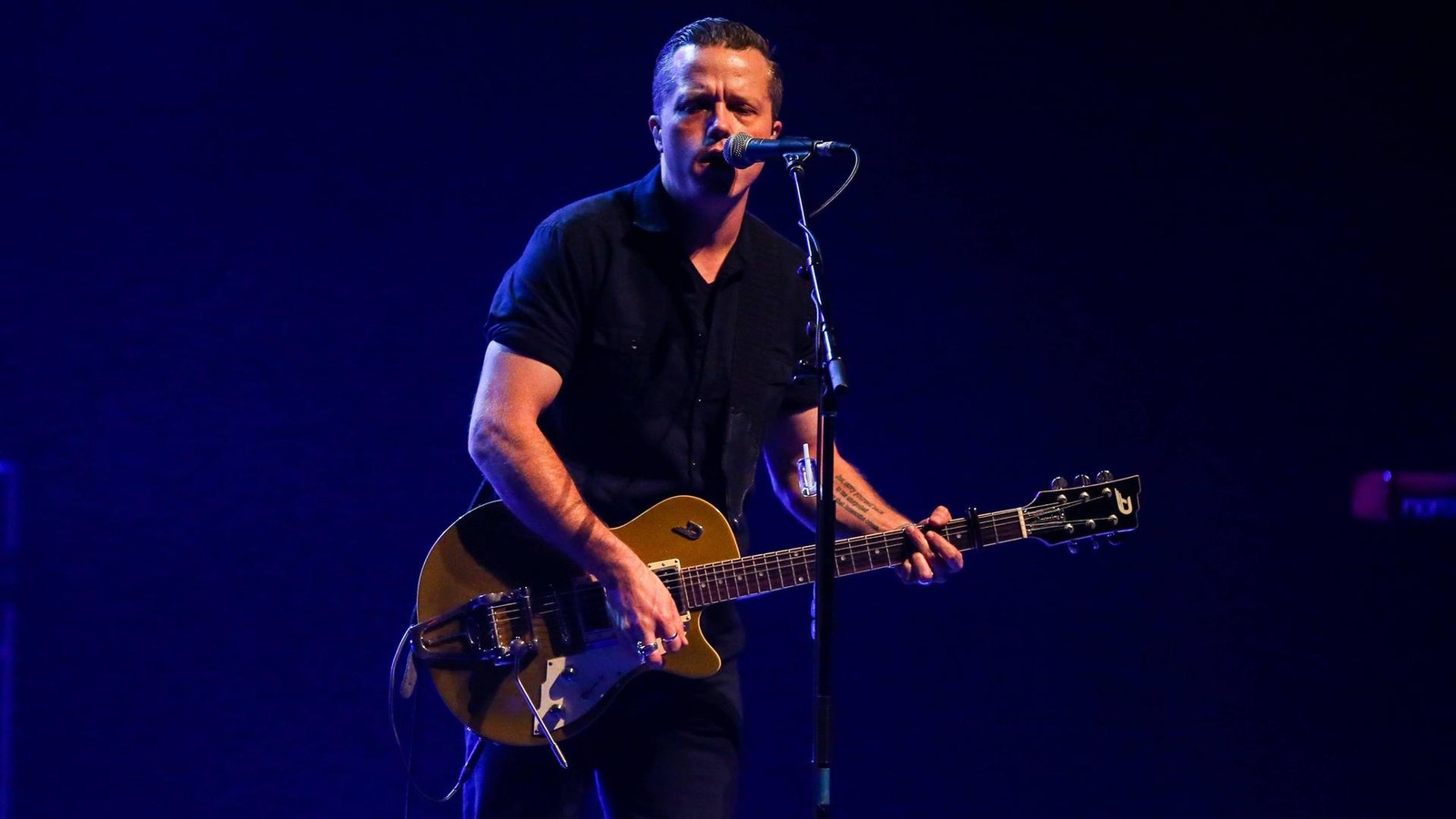 Jason-Isbell-beleuchtet-Alltag-und-Traumata-in-den-USA-mit-Something-More-Than-Free-