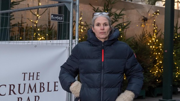 Weihnachtsmarkt am Rathaus:  Dieser Zaun vermiest Händlerin das Geschäft