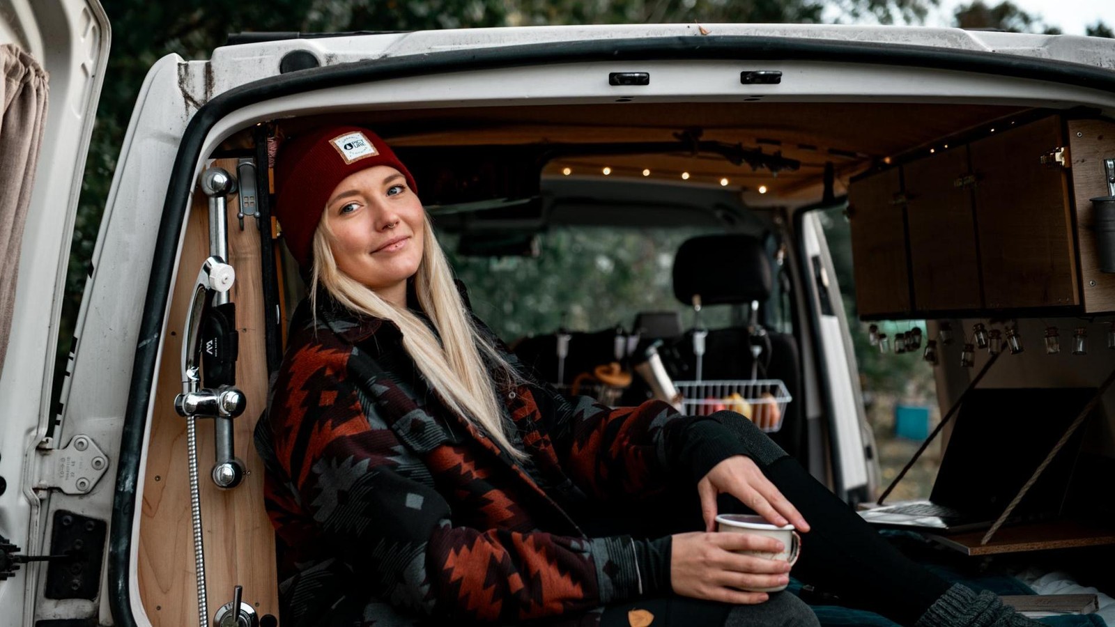 Th-ringer-Abenteuerin-reist-als-digitale-Nomadin-mit-VW-Bus-und-H-ndin-durch-die-Welt