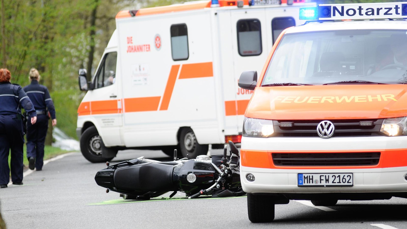 Motorradfahrer-verliert-in-M-lheim-die-Kontrolle-und-st-rzt-schwer