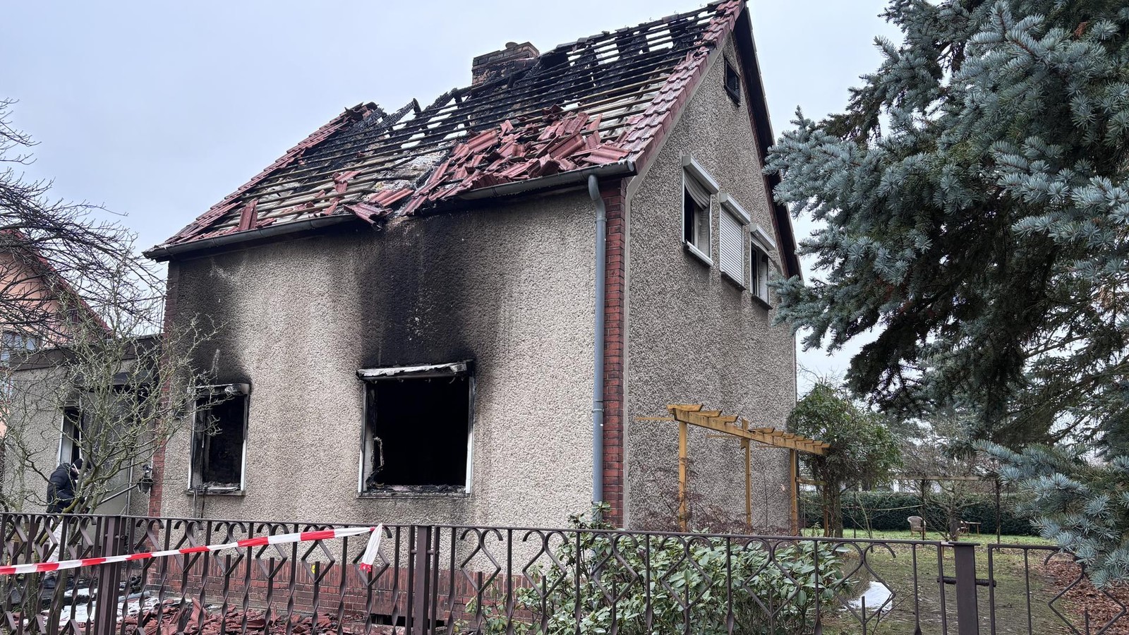 Nach-tragischem-Hausbrand-Eine-Stra-e-im-Schockzustand