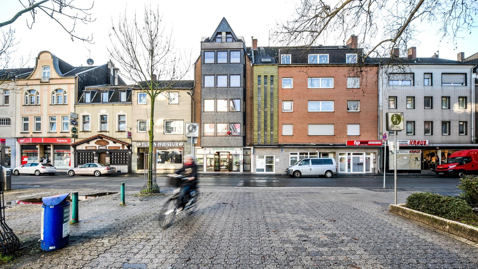 Mitarbeiterin-bedroht-Mann-berf-llt-Spielhalle-und-fl-chtet-mit-Beute