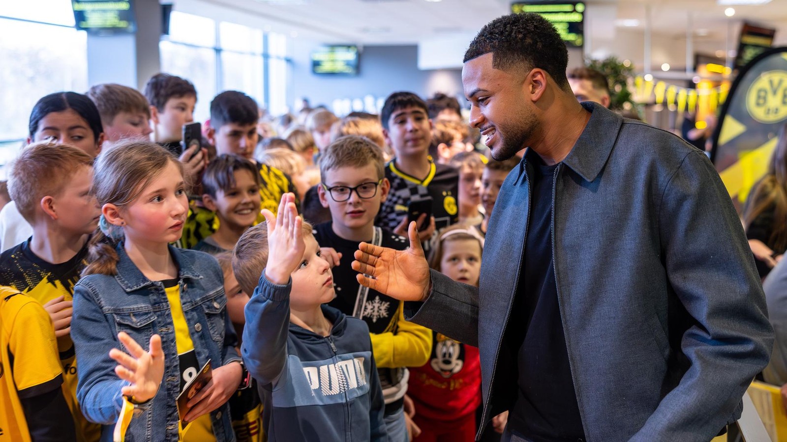 Gro-e-berraschung-f-r-kleine-BVB-Fans-Kabar-und-Mane-besuchen-Weihnachtsfeier