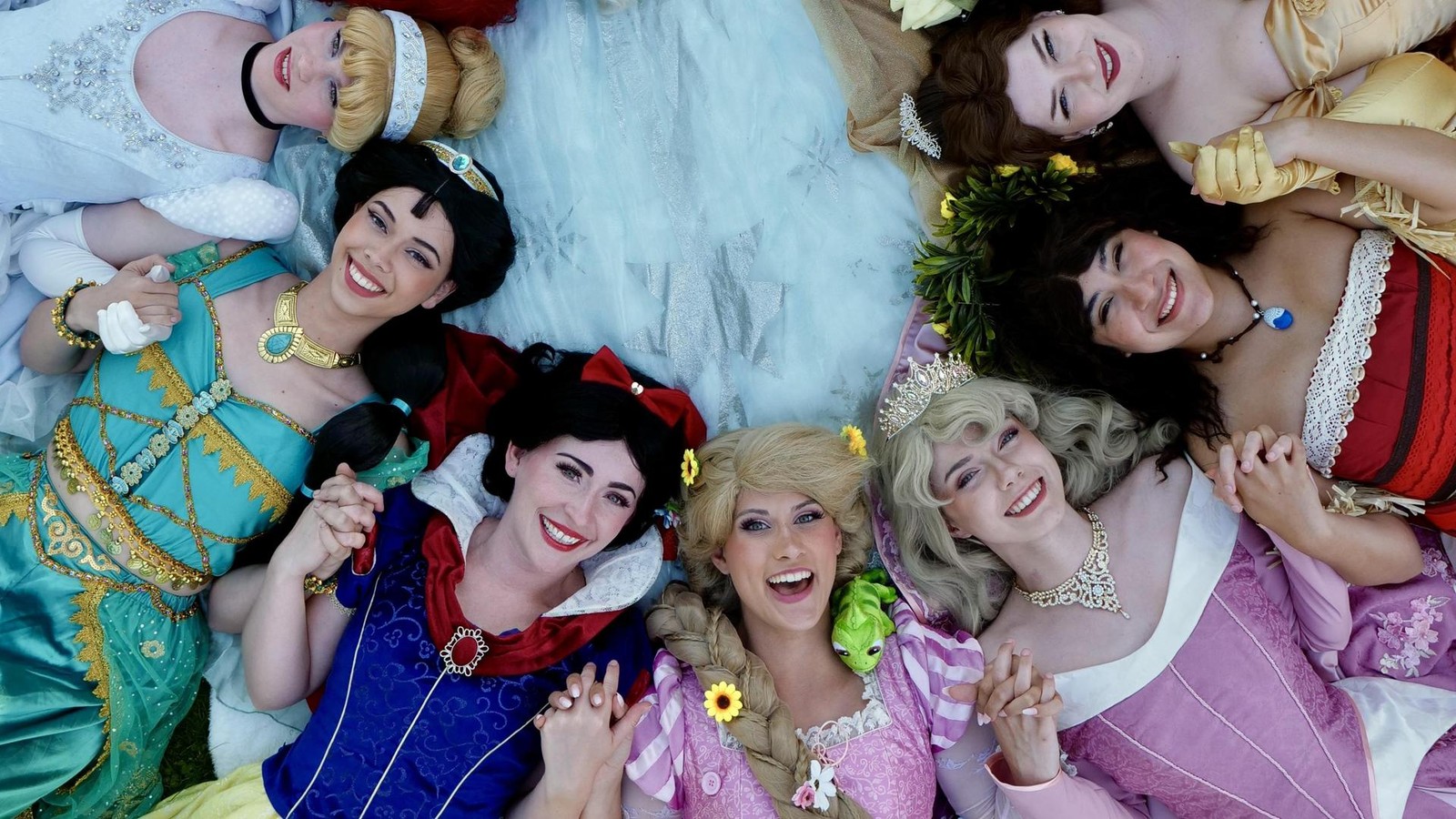 Vom-Hobby-zum-Traumberuf-21-J-hrige-tritt-als-Eisk-nigin-auf