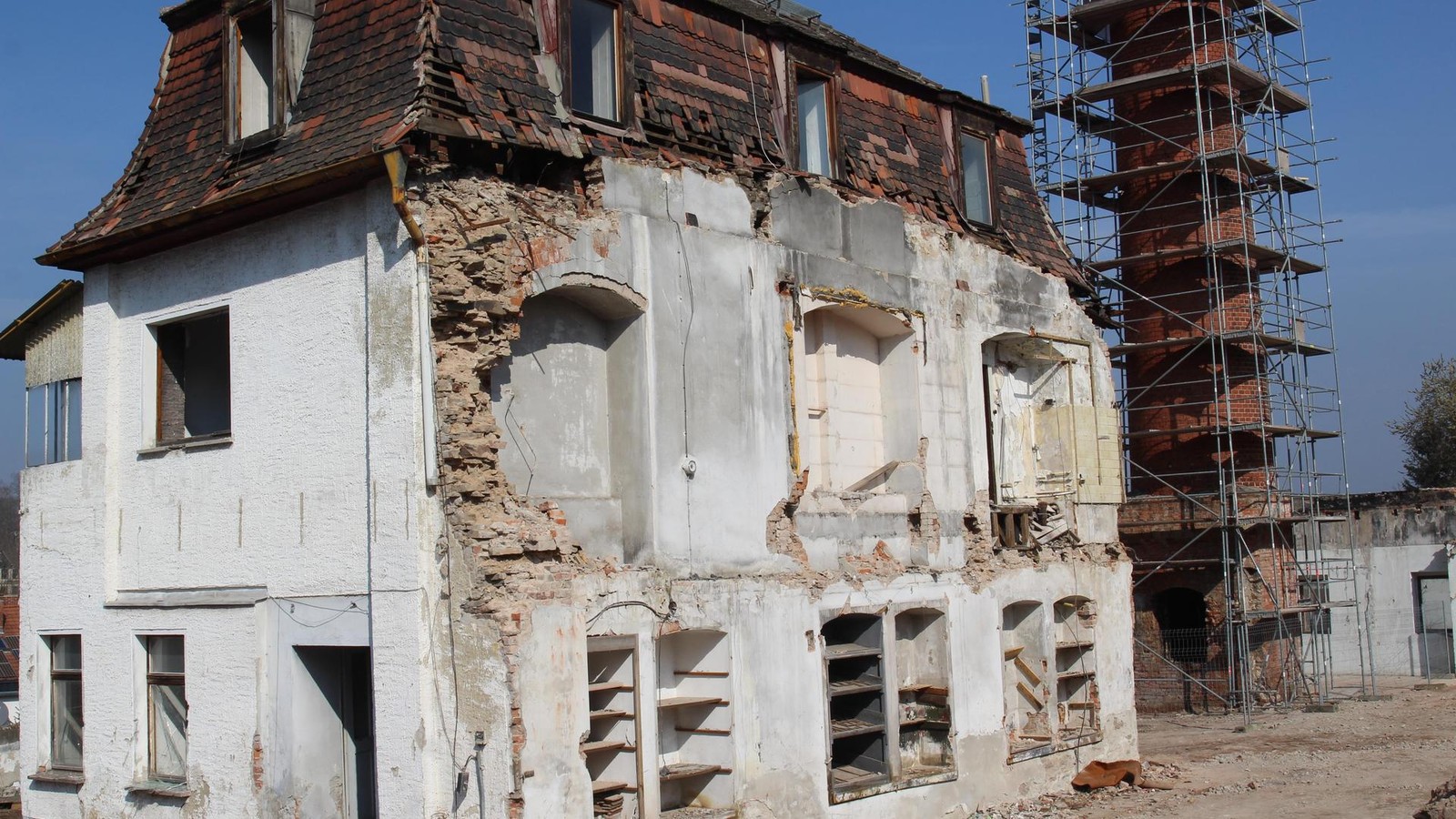 P-neck-Was-mit-einem-Wohnhaus-auf-einer-ehemaligen-Industriebrache-passieren-soll