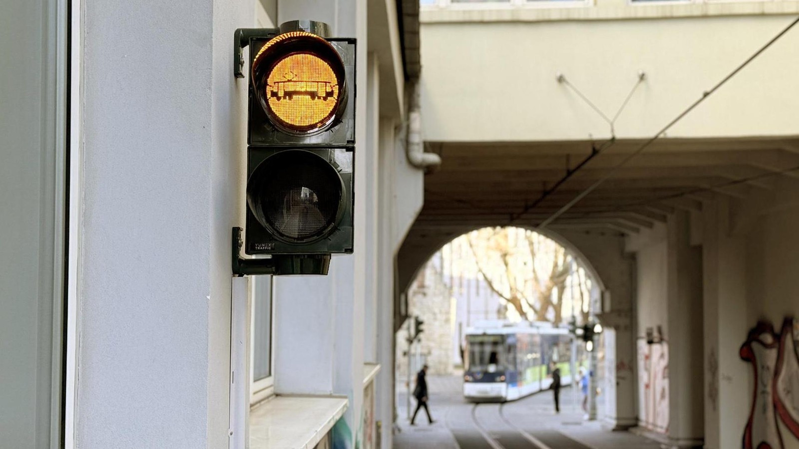Zum-Kanzlerbesuch-blinkt-prompt-eine-neue-Ampel