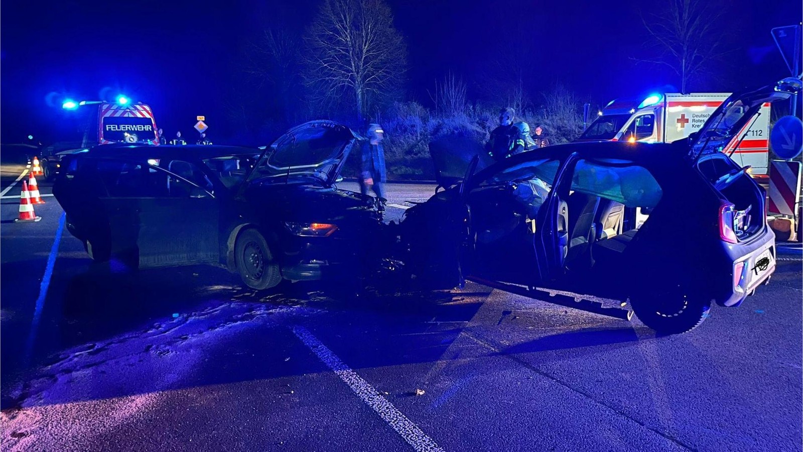 Unfall-an-der-B-247-im-Eichsfeld-Feuerwehr-sichert-Einsatzstelle-nach-Zusammensto-zweier-Fahrzeuge