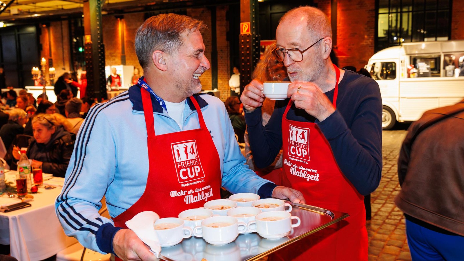 -Ihr-geh-rt-zu-Hamburg-Prominente-servieren-Bed-rftigen-ein-Festmahl