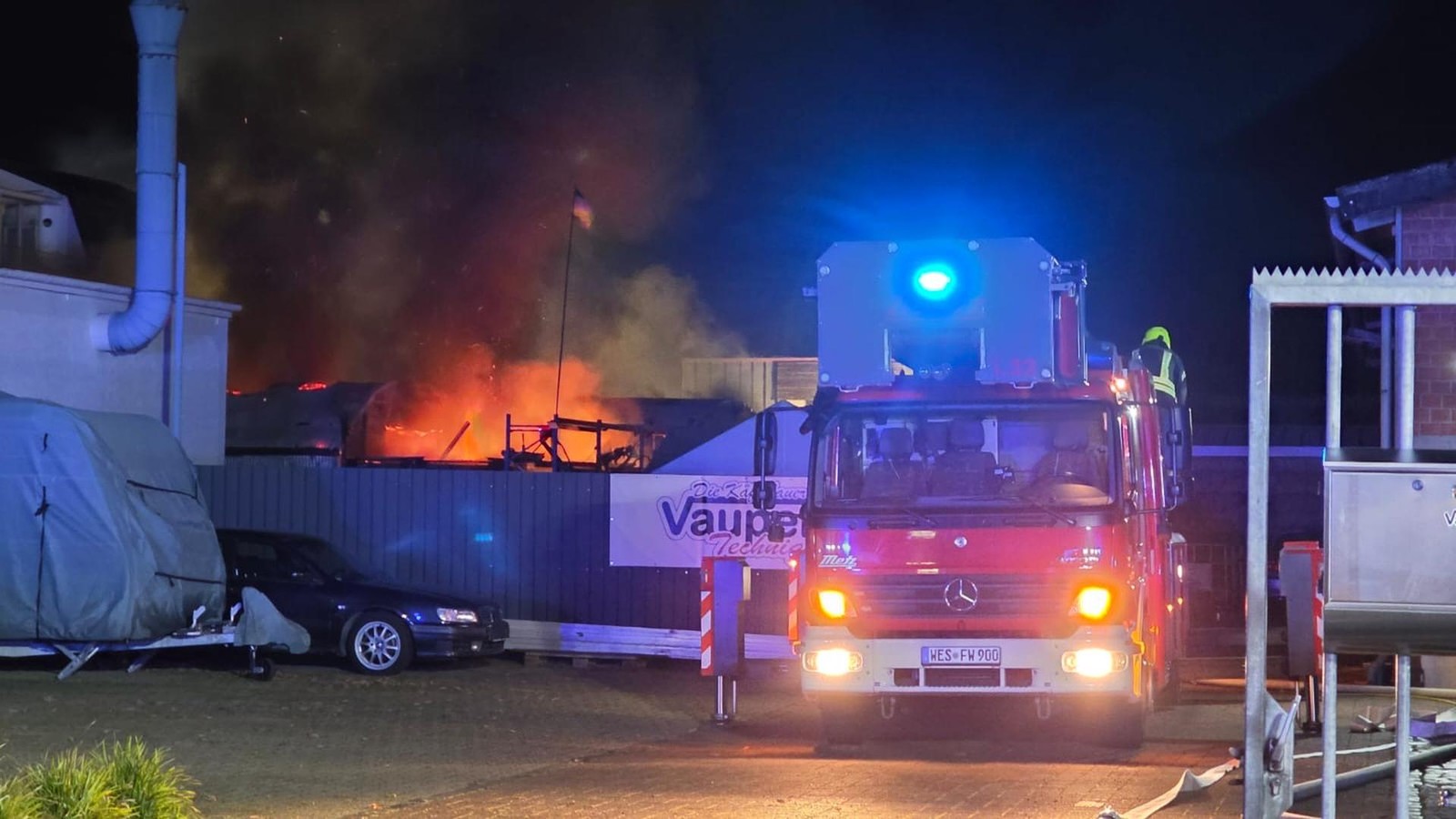 Brand-in-Wesel-Feuerwehr-und-Polizei-im-Gewerbegebiet-im-Einsatz