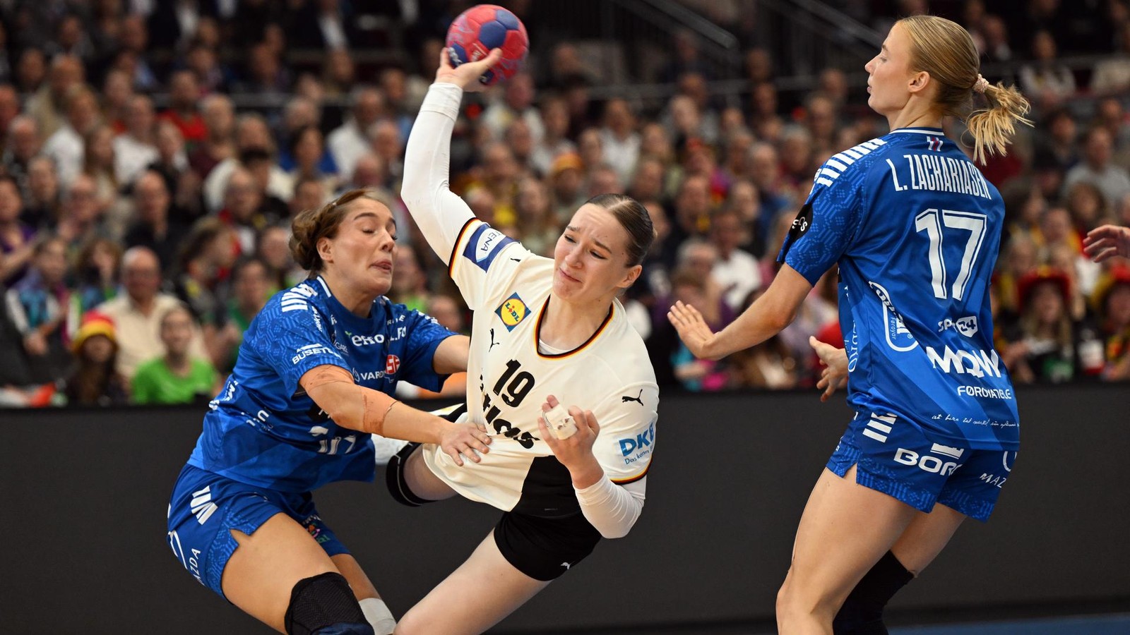 Deutsche-Handballfrauen-starten-in-Dortmund-perfekt-in-die-Hauptrunde