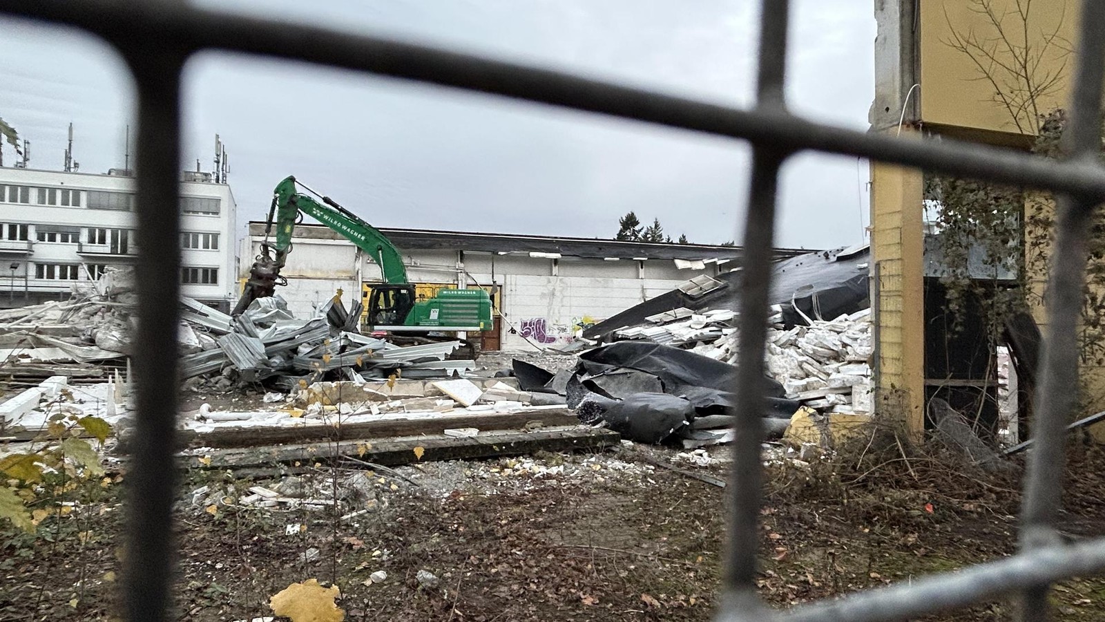 Baumarkt-Areal-in-Osdorf-Abrissarbeiten-f-r-neuen-Lidl-gestartet