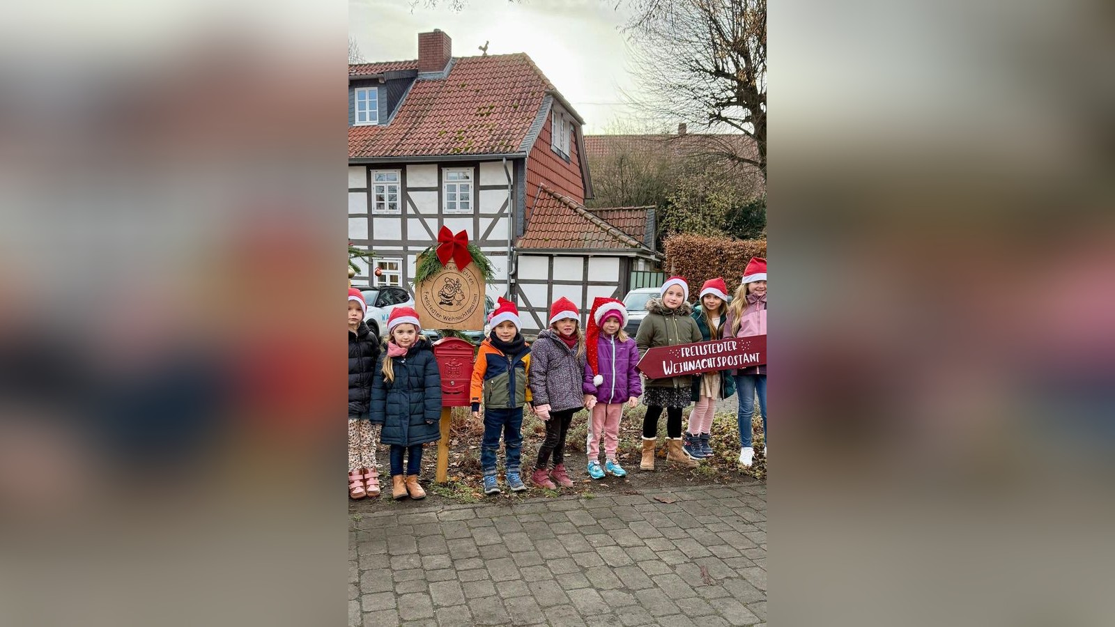 Im-Kreis-Helmstedt-holt-der-Weihnachtsmann-seine-Post-pers-nlich-ab