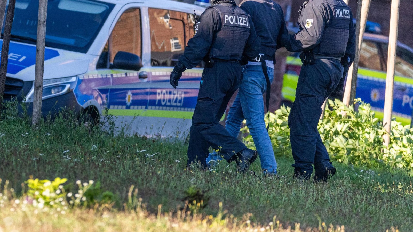 Mutma-liche-IS-Anh-nger-in-Trier-und-Delbr-ck-festgenommen