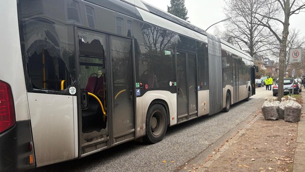 Radfahrer prallt gegen Bus: 17-Jähriger nach Unfall außer Lebensgefahr