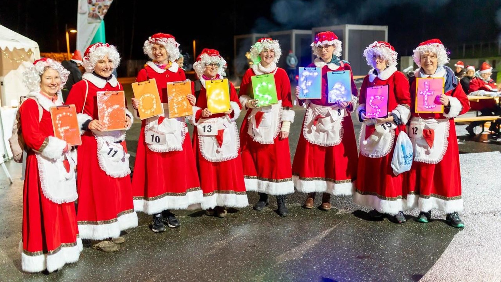 Zipfelm-tzen-Nacht-im-Stadtpark-Invasion-der-Weihnachts-Fans