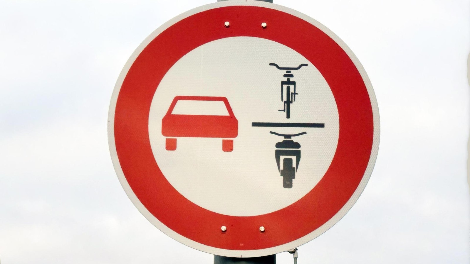 Gef-hrliche-Kurve-klares-Verbot-Jena-setzt-neues-Schild-an-heikler-Stelle