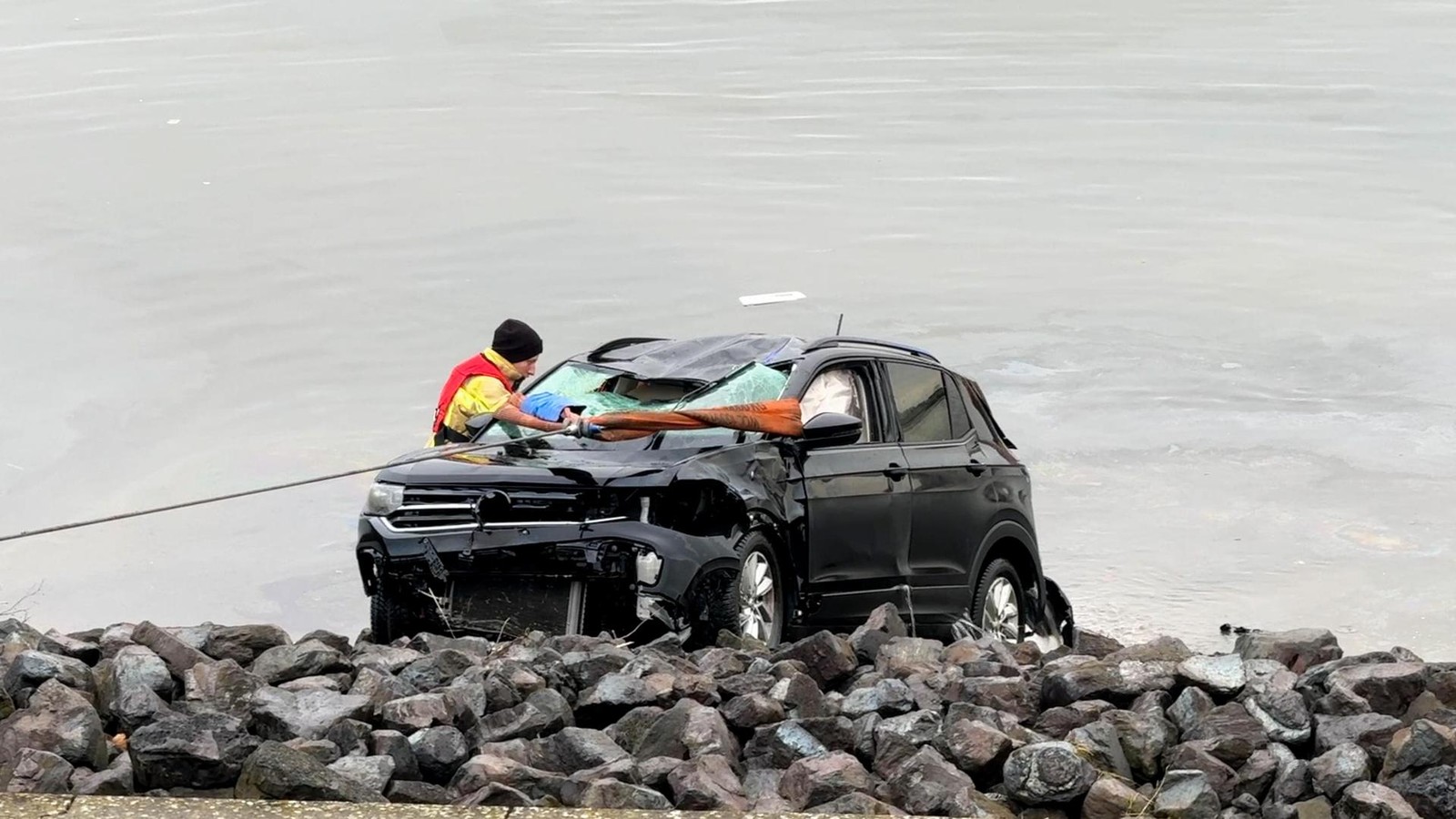 Autofahrer-rollt-mit-Kleinwagen-in-die-Elbe-Auto-versinkt-im-Wasser