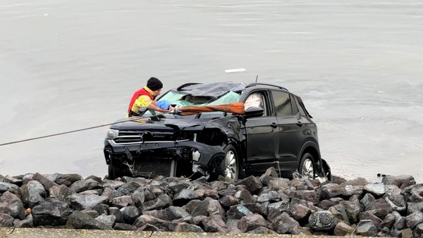 89-Jähriger rollt mit VW T-Roc in die Elbe – und versinkt im Wasser