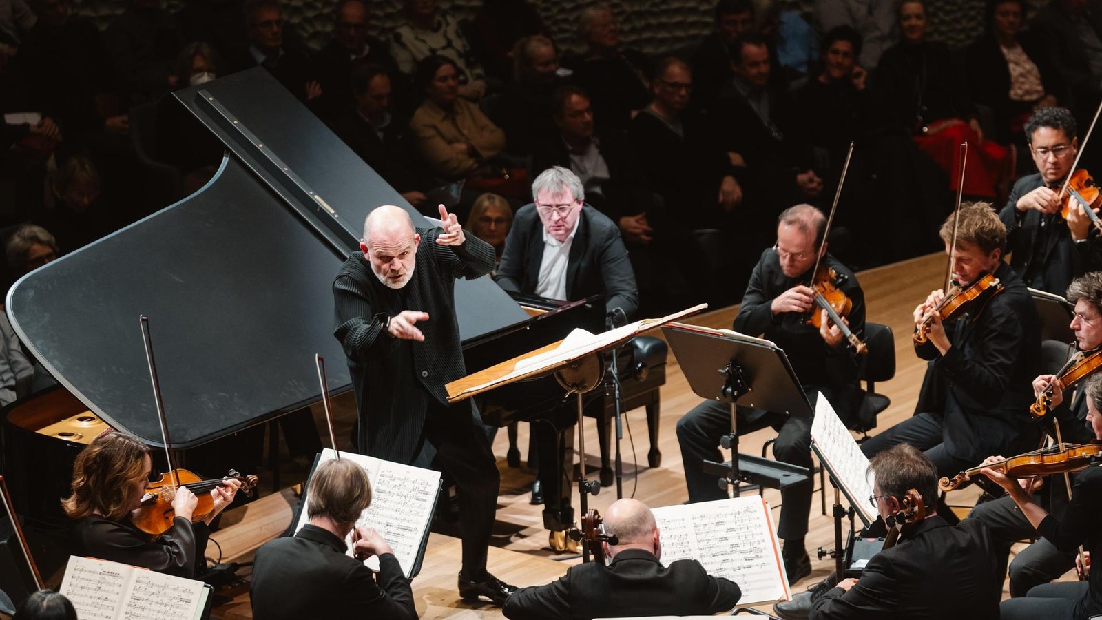 Elbphilharmonie-Pianist-traktiert-sein-Instrument-mit-Werkzeug-Soll-das-so-
