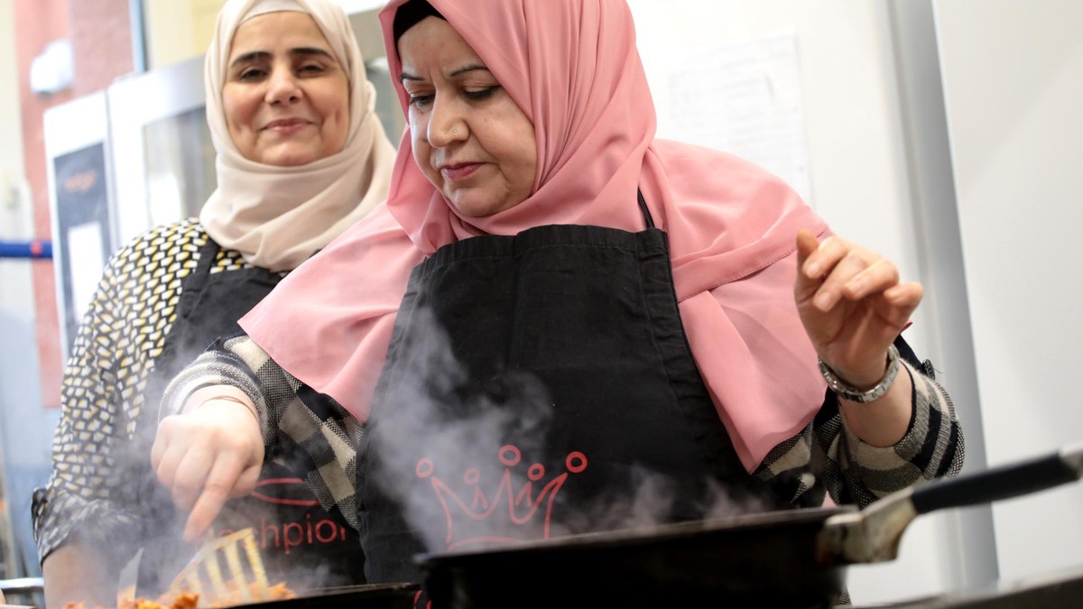 Najah Alabdullah (v.l.) und Juhara Yiseen gehören zu den „Kochpionieren“. Sie bereiten jede Woche ein Mittagessen für die Bewohnerinnen einer Frauenübernachtungsstelle in Dortmund zu.