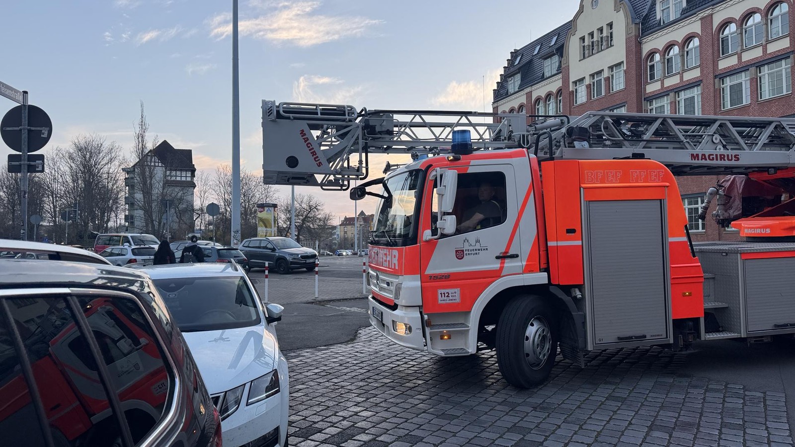 Zugeparkte-Stra-en-erschweren-Rettungseins-tze-der-Feuerwehren