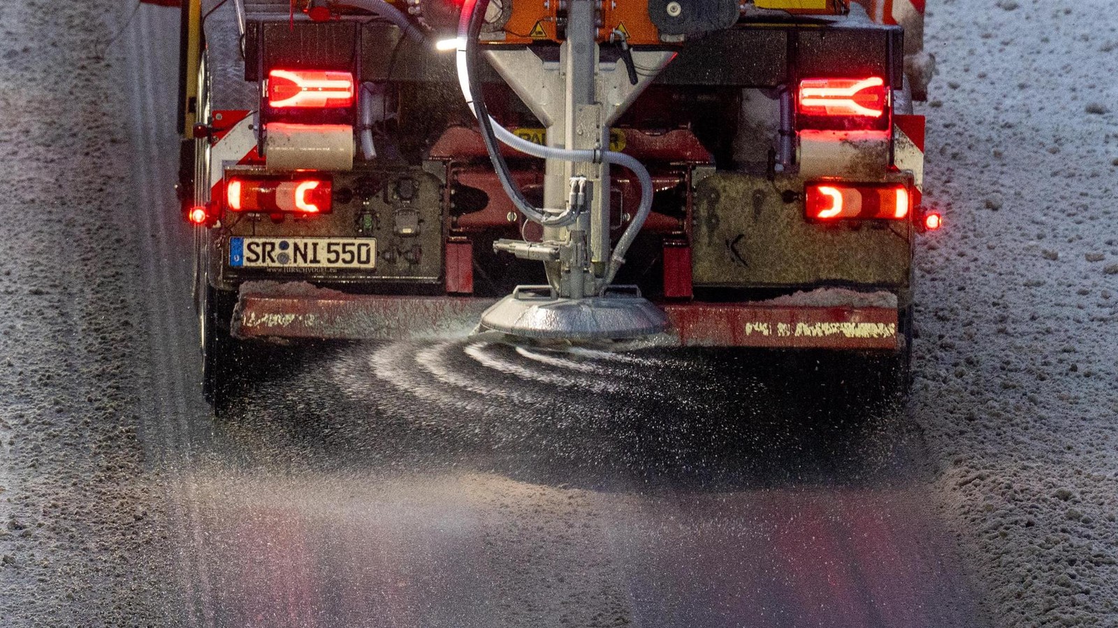 Winterliche-Herausforderungen-Schnee-Eis-und-glatte-Stra-en-sorgen-f-r-Chaos