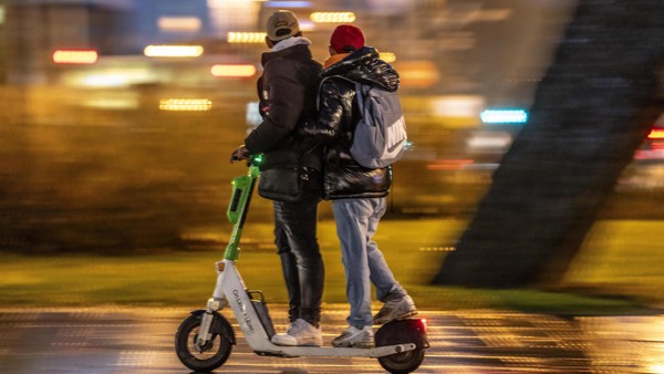Mehr E-Scooter-Unfälle in Hamburg – wie KI Tandemfahrten verhindern soll