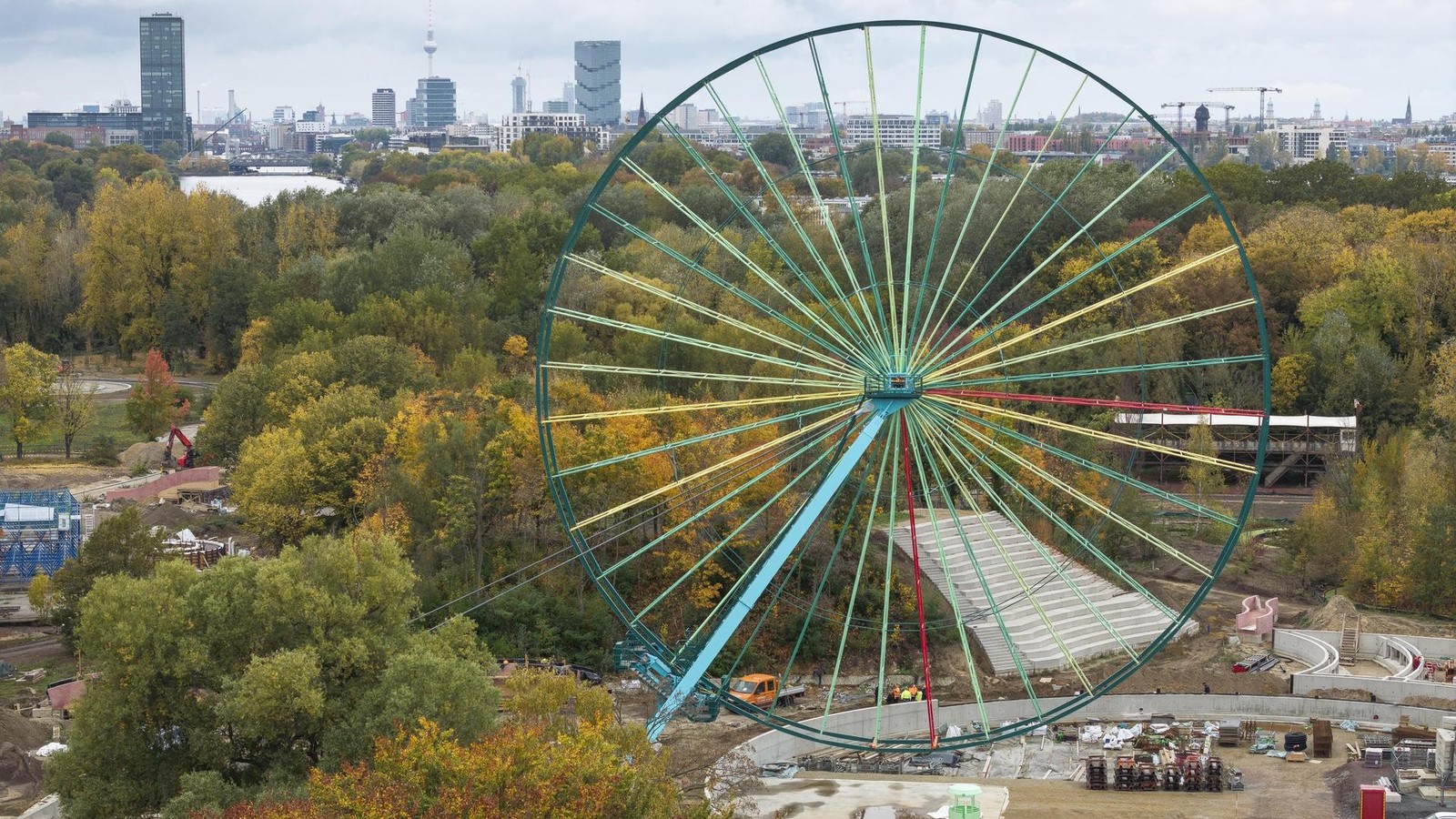 Jetzt-wird-es-ernst-im-Spreepark-Das-Riesenrad-muss-durch-den-T-V