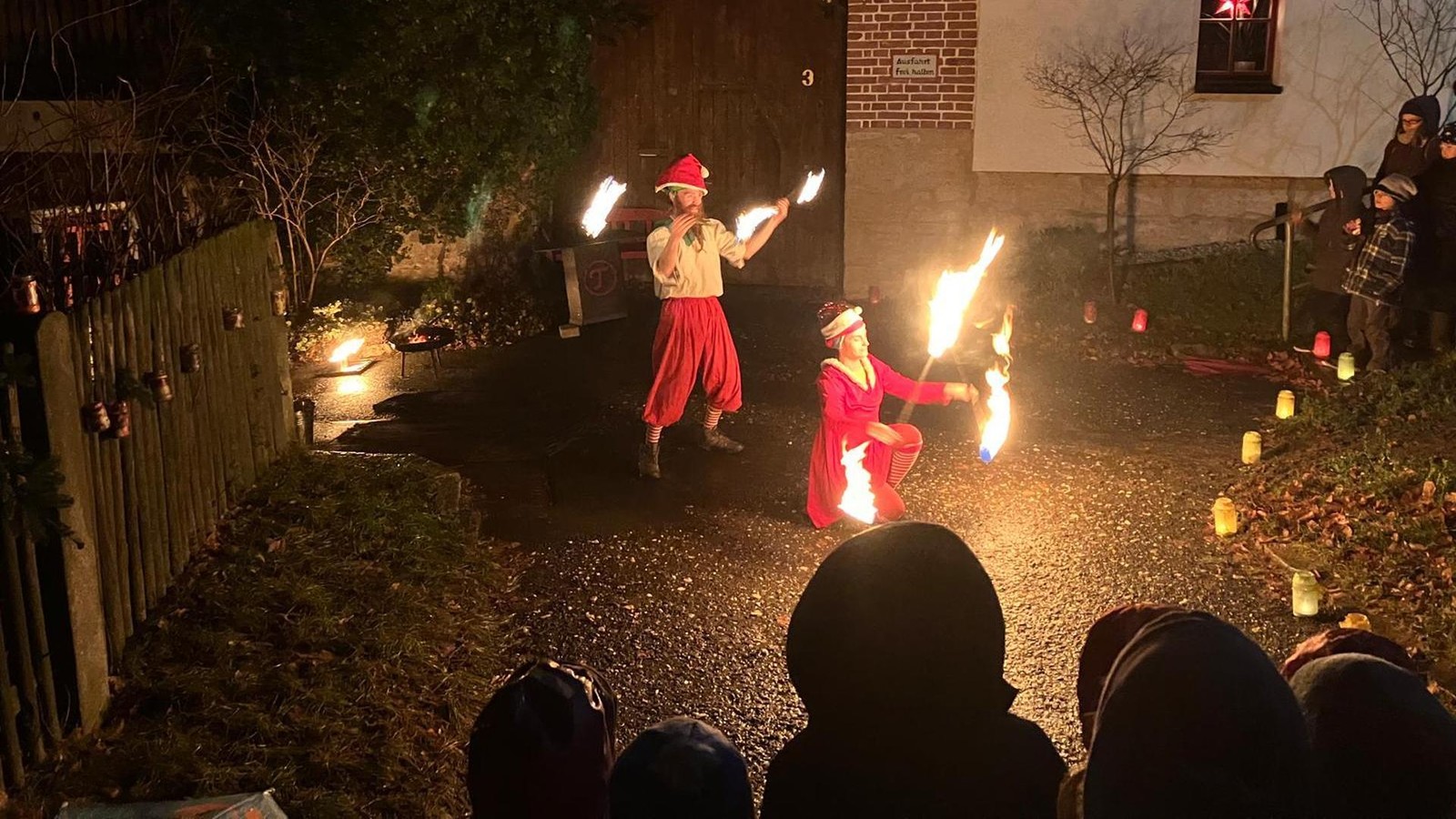 Winzerla-sucht-den-Nikolaus-versteckt-zwischen-H-fen-Feuer-und-Musik