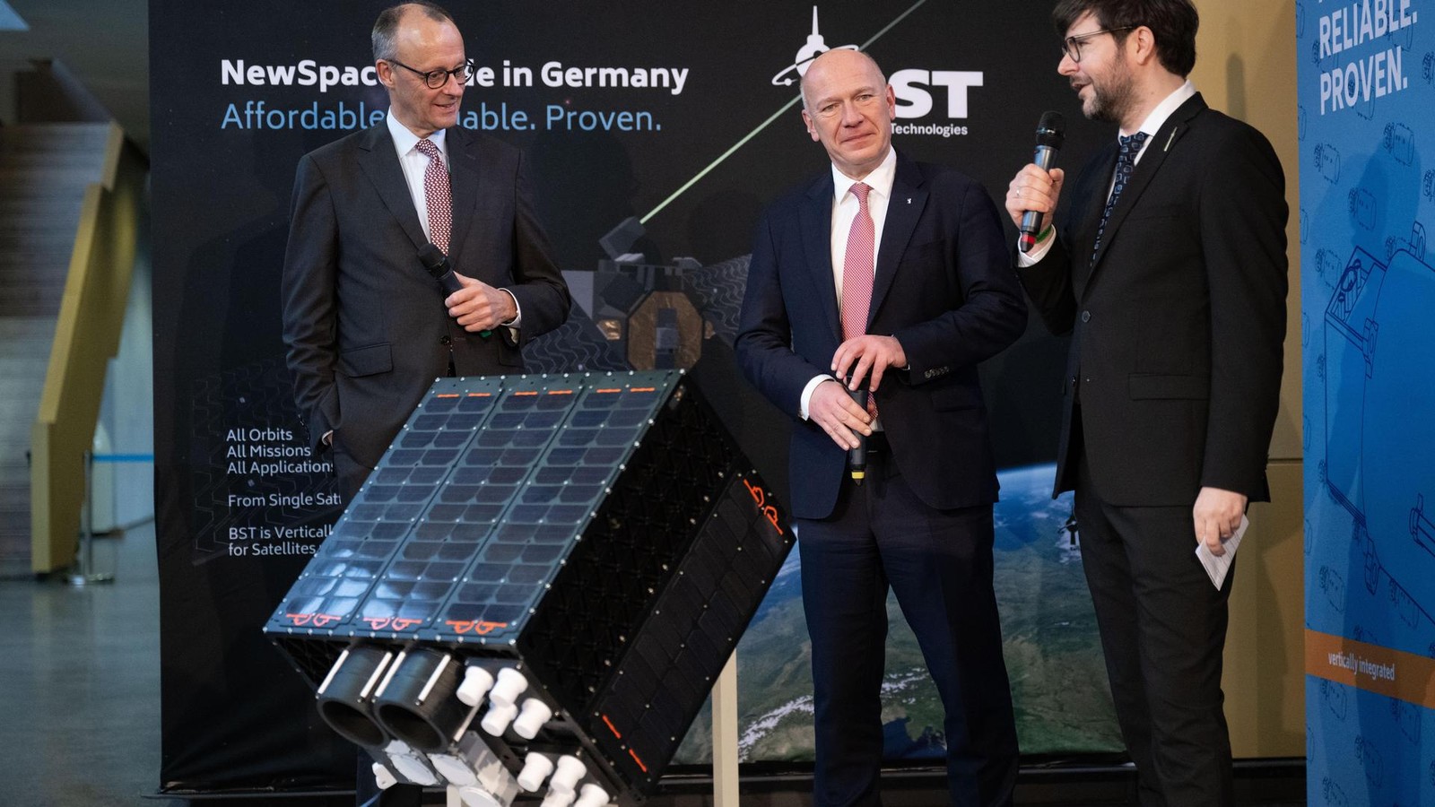 Bundeskanzler-Merz-lobt-Berlin-und-erfolgreichen-Satellitenbauer