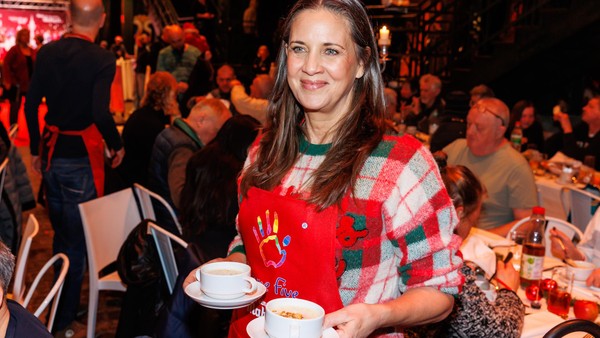 Premiere nicht nur für Dana Schweiger: Promis bedienen Obdachlose