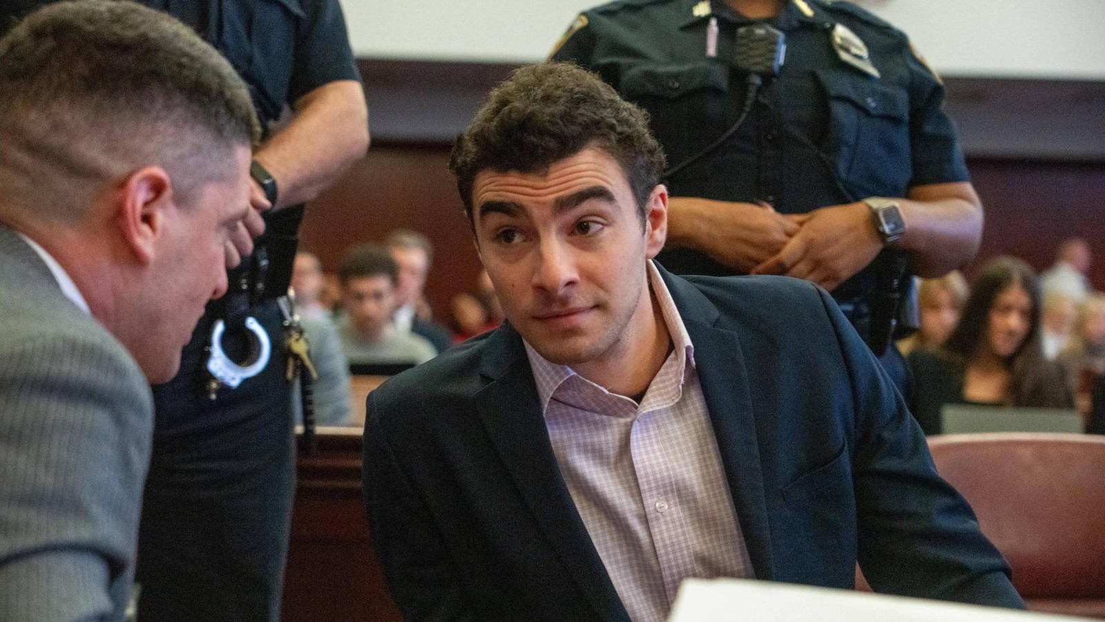 Luigi-Mangione-vor-Gericht-Jung-smart-v-llig-unbeeindruckt