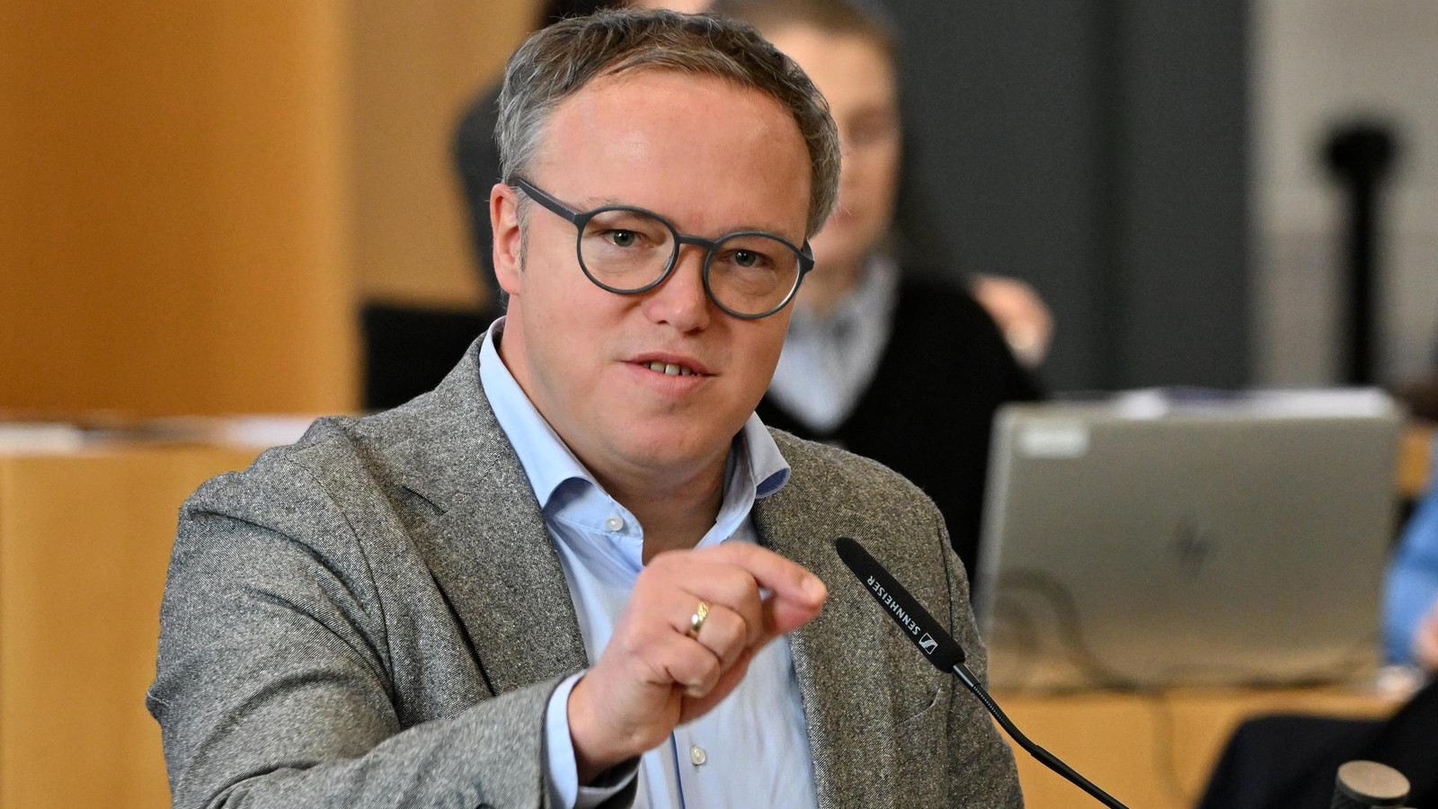 -Modernes-Wegelagerertum-Th-ringens-Mario-Voigt-im-Landtag-ber-Leute-ohne-Freunde