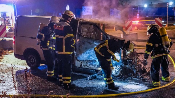 Sixt-Transporter geht in Flammen auf – Feuerwehreinsatz in Billbrook