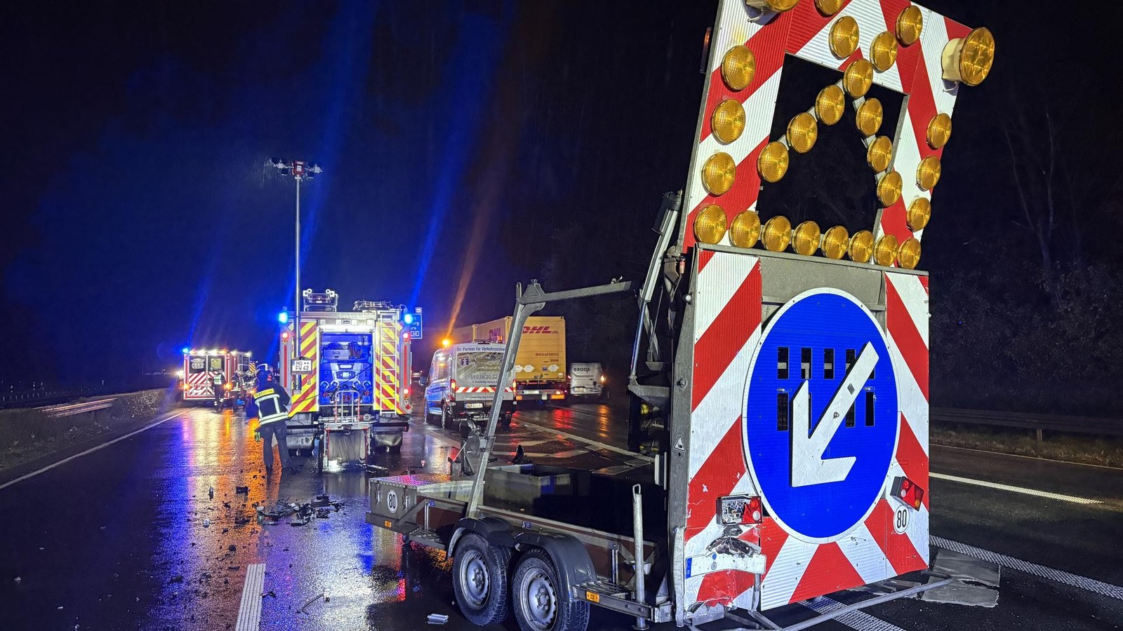 Autobahn-A57-bei-Moers-Auto-kollidiert-mit-Baustellenanh-nger