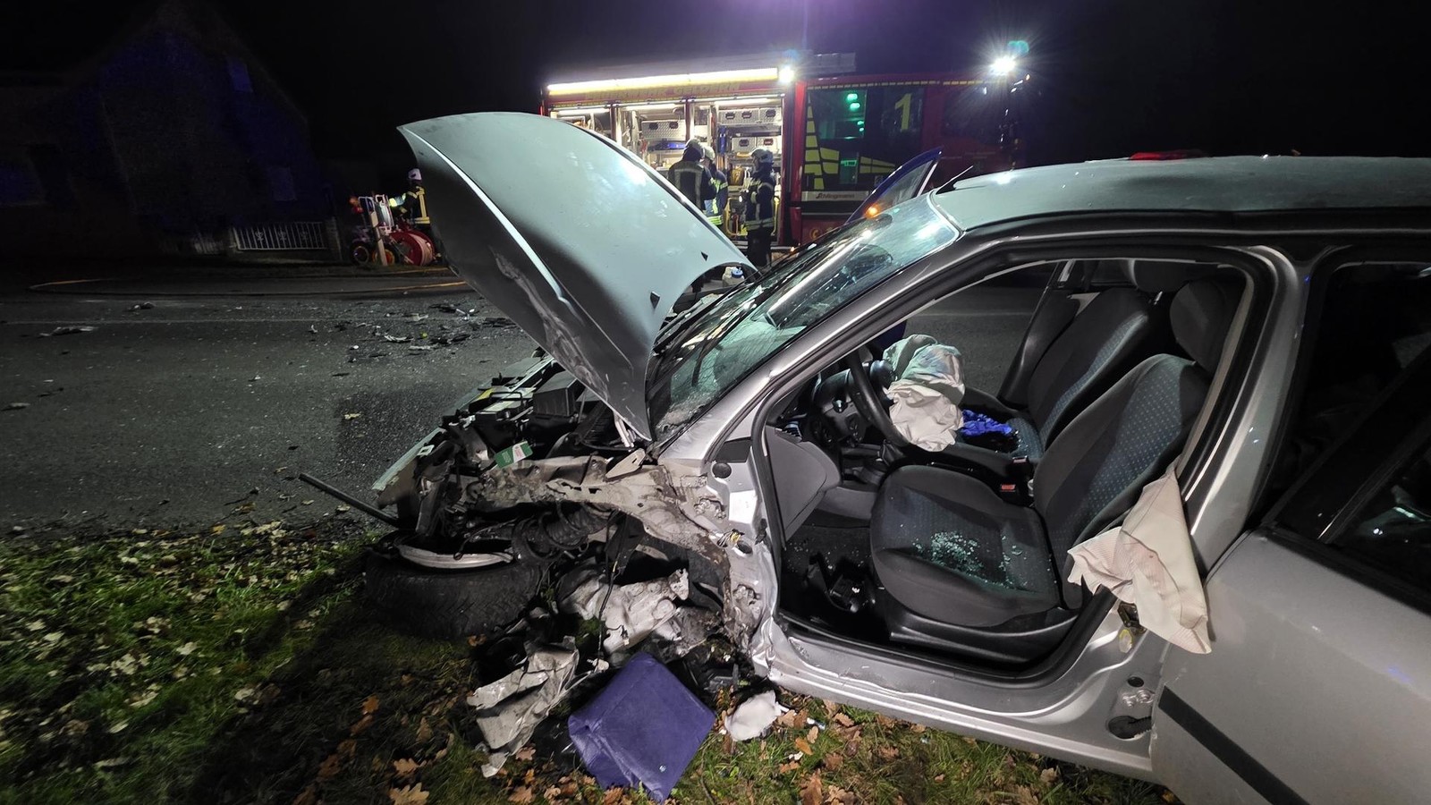 Schwerer-Unfall-in-Geldern-24-J-hriger-ger-t-in-Gegenverkehr-Lebensgefahr