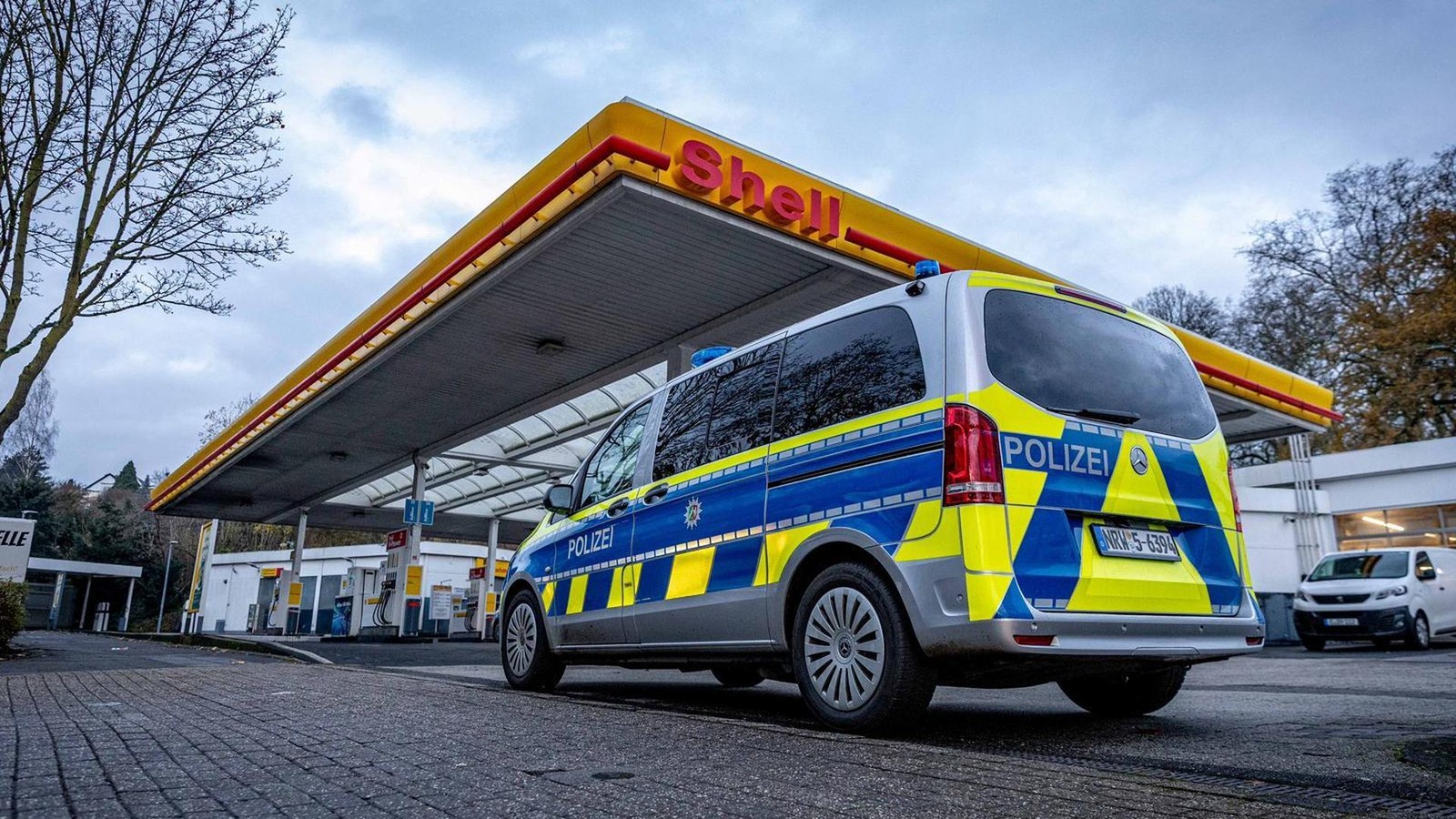 Viel-Polizei-in-Essen-Steele-und-Kray-Fahndung-nach-Tankstellenr-uber-l-uft