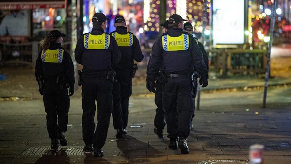 Drogenhandel? Polizei macht bekannte Cocktailbar nahe Reeperbahn dicht