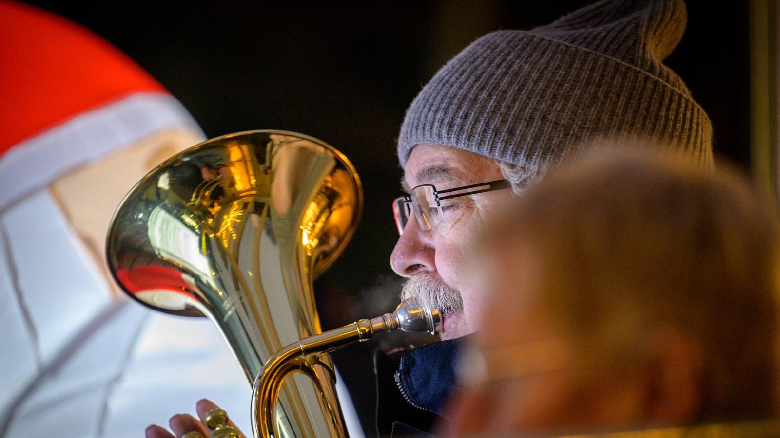 Weihnachtsevent-in-Friedrichshagen-Adventslieder-singen-im-Freiluftkino